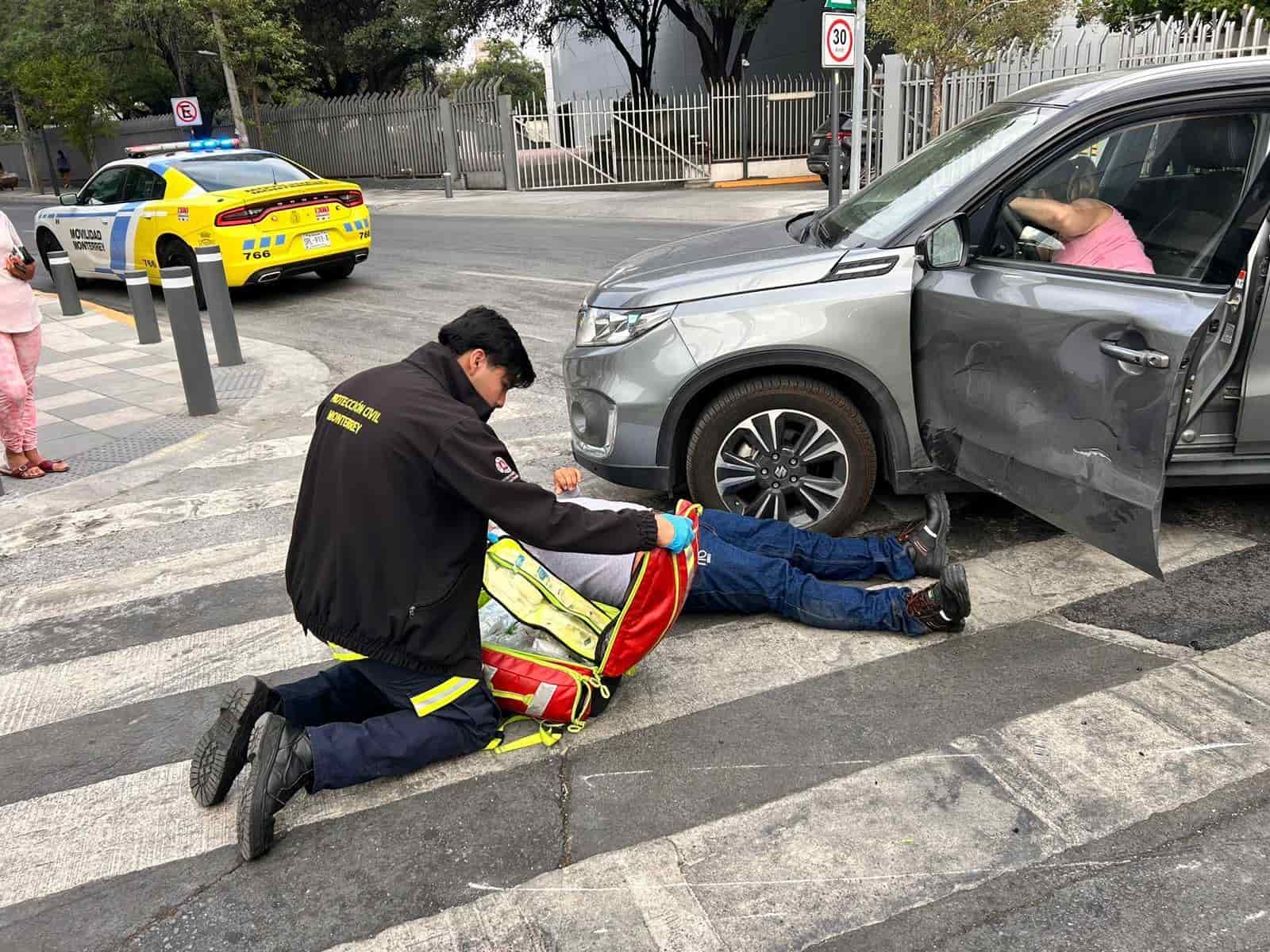 El conductor de una motocicleta resultó lesionado luego de chocar contra un vehículo, ayer en la Colonia Alta Vista, al sur del municipio de Monterrey.