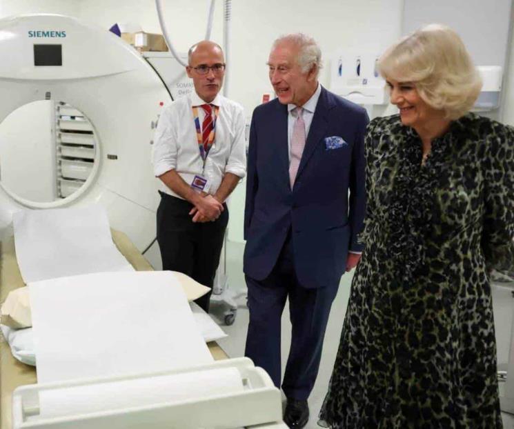 Charles III reanuda agenda pública con visita a centro oncológico
