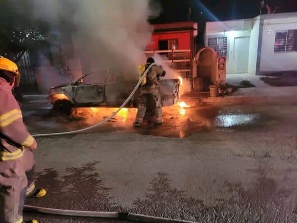 En unos cuantos minutos una camioneta fue consumida por las llamas en calles de la Colonia Las Glorias, municipio de Linares.