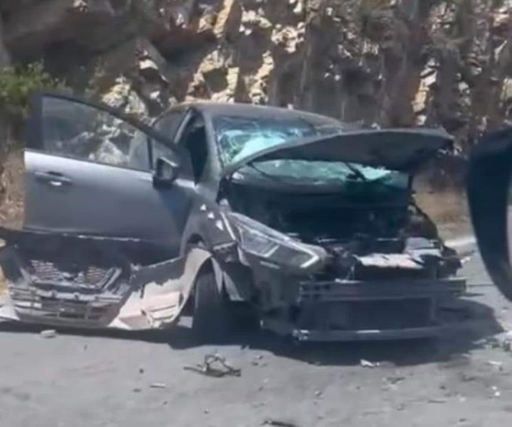 Choca auto contra rocas en Galeana, hay 2 heridos