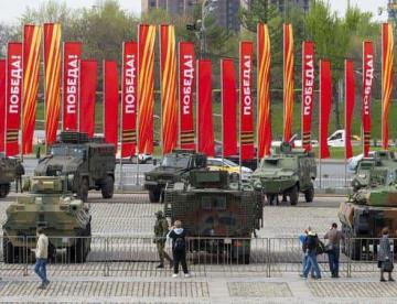 Exhibe El Kremlin equipos capturados al ejército ucraniano