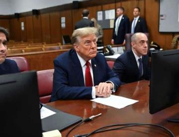 Trump niega haberse dormido durante juicio