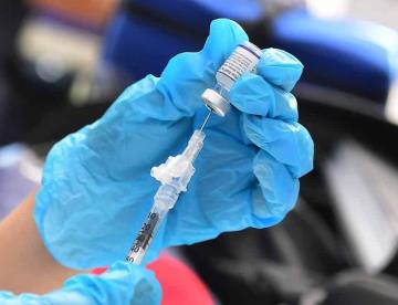 Trombosis por vacuna contra Covid:Dr. Macías explica en qué casos da