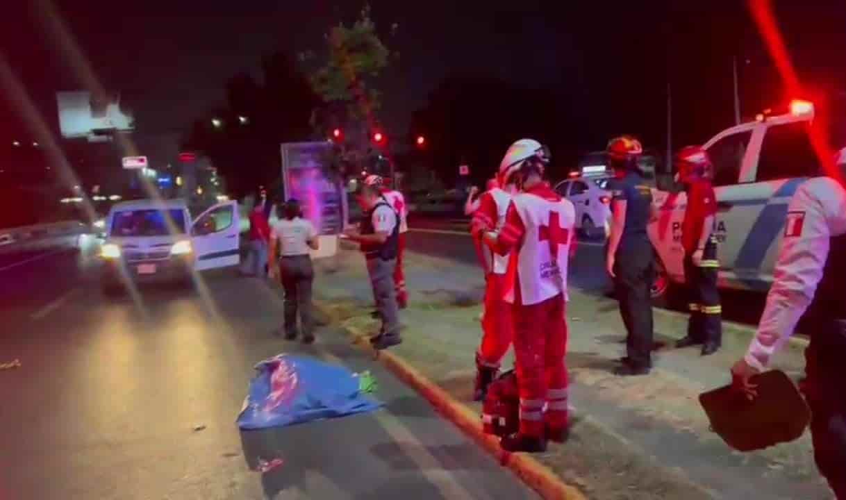 Un peatón, al parecer vendedor ambulante, murió al ser atropellado por un automovilista, ayer en la Avenida Revolución a la altura de Alfonso Reyes, en la Colonia Contry Tesoro, al sur de Monterrey.
