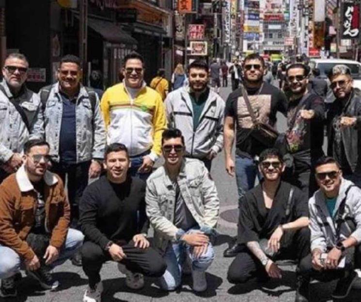 Banda El Recodo da show en calles de Tokio; policía lo interrumpe