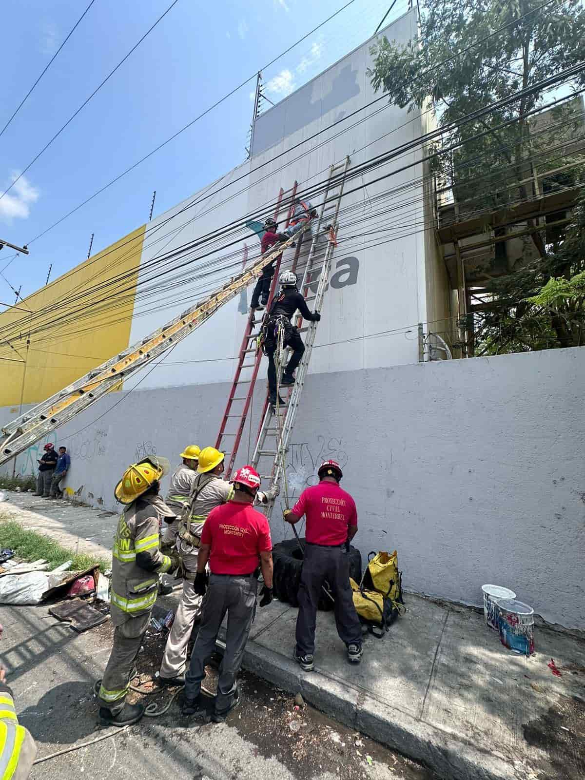 Un hombre terminó con lesiones de consideración al recibir una descarga eléctrica de 13 mil voltios, cuando pintaba un barandal en una plaza comercial de San Bernabé al norte de Monterrey.
