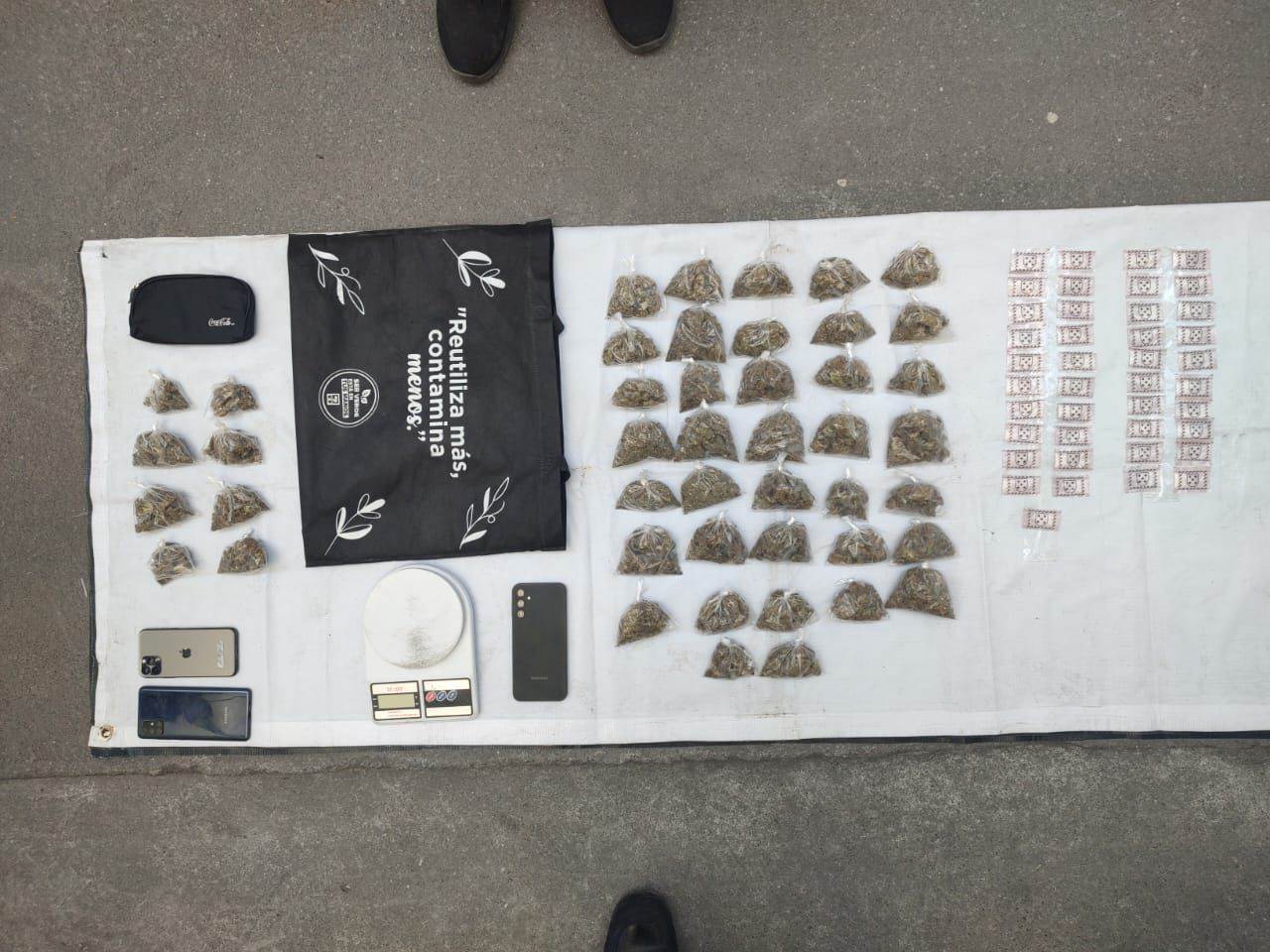 Dos presuntos vendedores de estupefacientes fueron detenidos por elementos de Fuerza Civil, quienes les aseguraron dosis de droga, un vehículo, en Escobedo.
