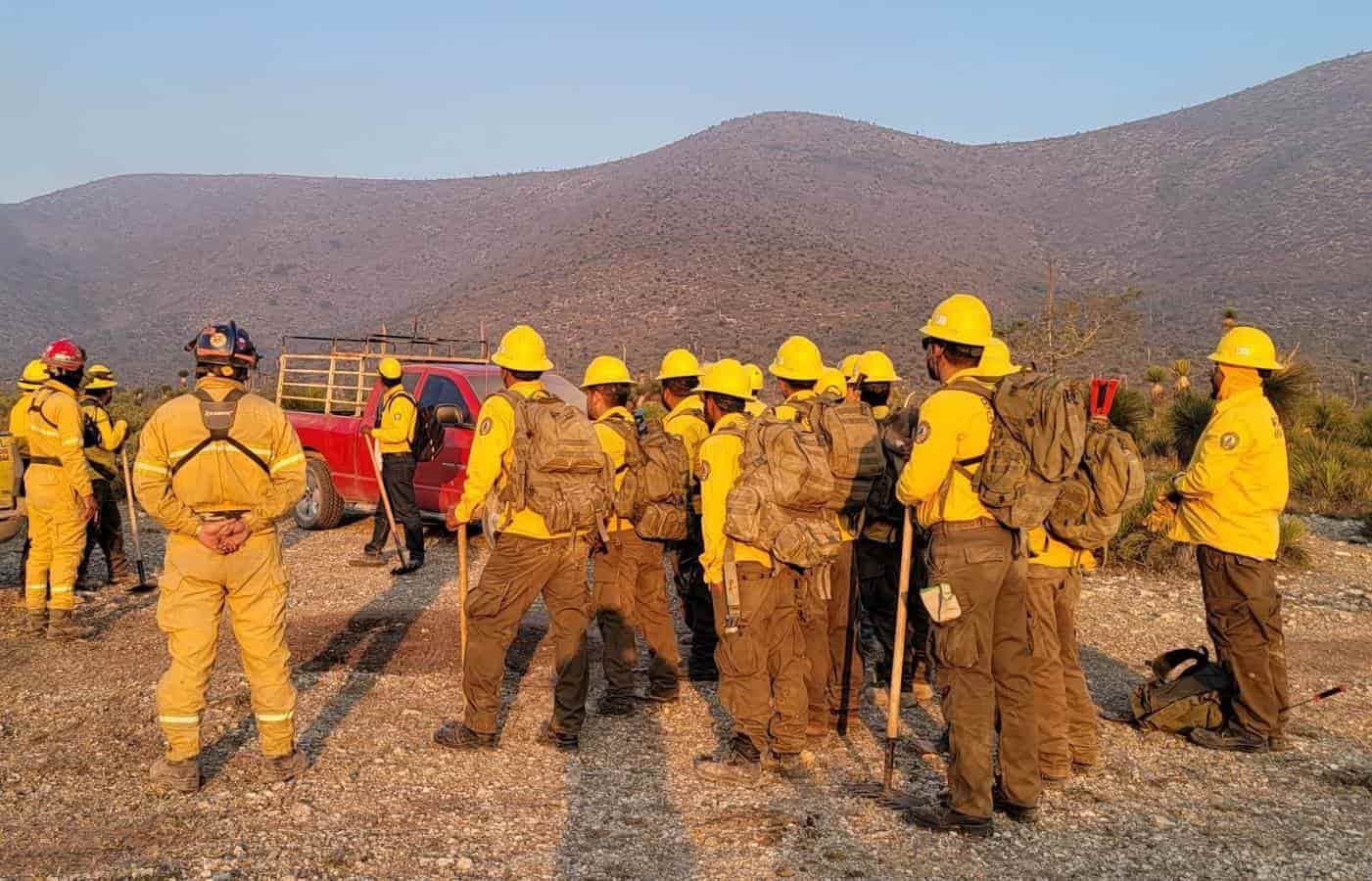 A una semana de haber sido detectado un incendio forestal que se inició en San Luis Potosi, este brincó a territorio de Nuevo León, donde se salió de control en territorio del municipio de Doctor Arroyo.