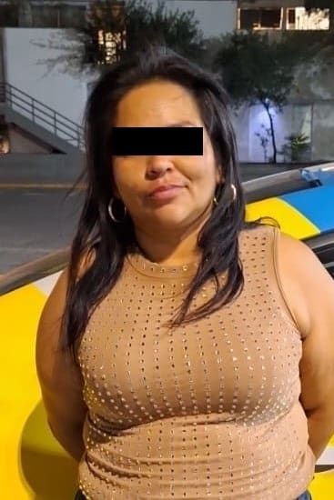 Una mujer que ingresó a una tienda departamental y presuntamente sustrajo 41 playeras del local, fue detenida por oficiales de la Policía de Monterrey, en el centro de la ciudad.