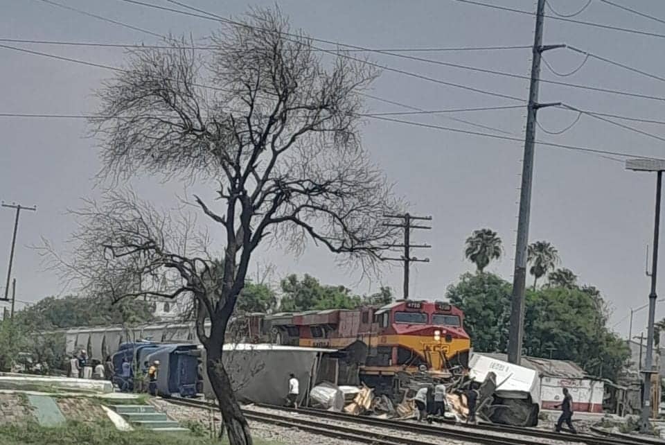Un camión de carga terminó volcado tras ser chocado por el tren en la Avenida Ruiz Cortines a la altura de Bernardo Reyes, la tarde de ayer en la Colonia Niño Artillero, municipio de Monterrey.