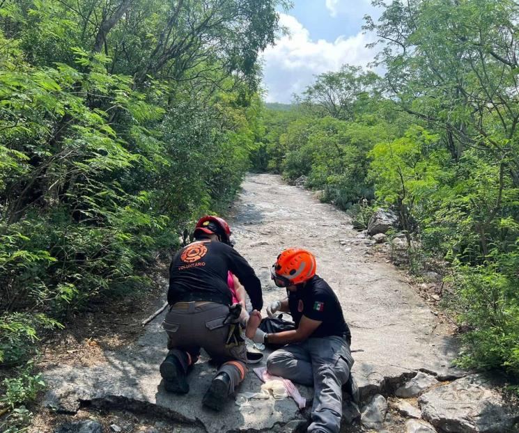 Rescata PC a mujer que sufre caída en Cerro de la Silla