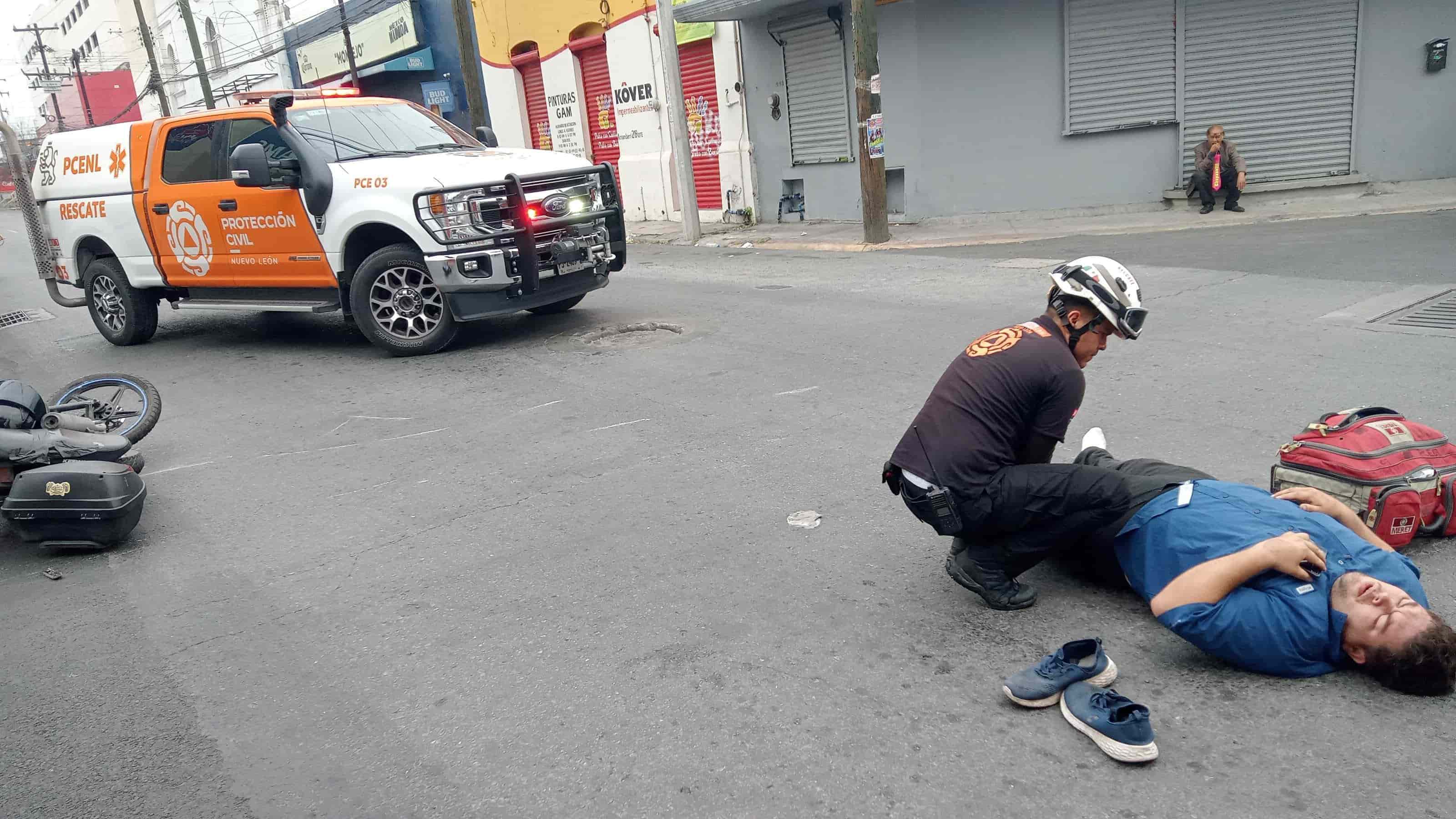 El conductor de una motocicleta resultó lesionado luego de chocar contra un transporte urbano de la Ruta 228, ayer en el centro de Monterrey.