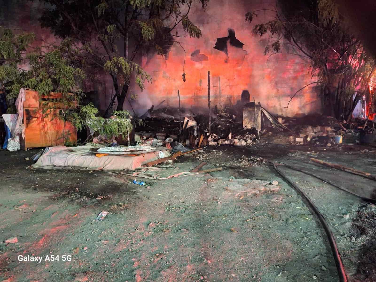 El incendio de un domicilio en la Colonia Caracol, movilizó a elementos de Bomberos de Nuevo León y Protección Civil del Estado y municipal, sin que se reportaran lesionados.