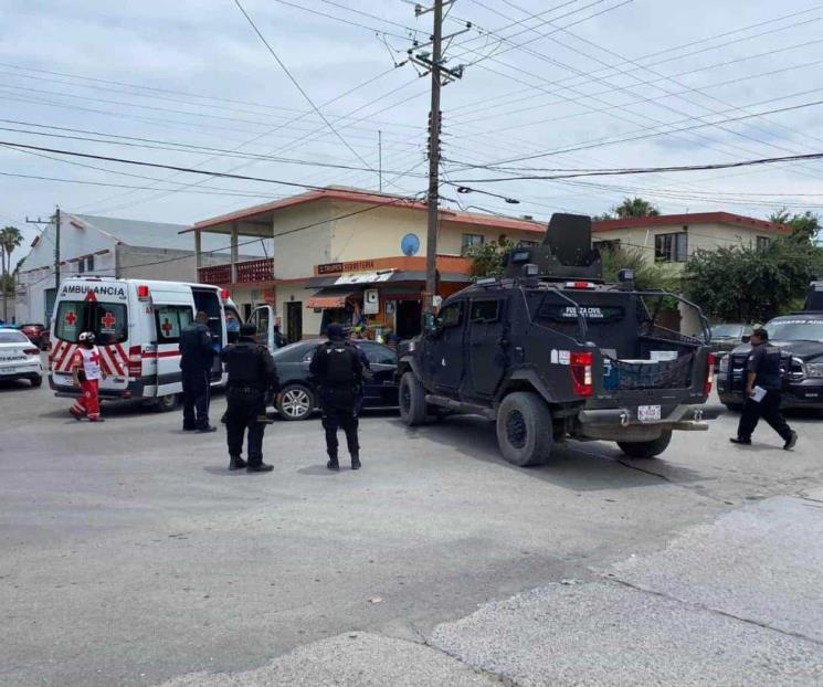 Choca unidad de Fuerza Civil contra auto en Linares