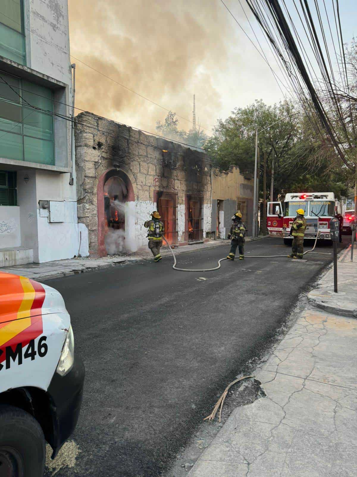 Aproximadamente a las 03:00 se recibe reporte de la central de radio del C4i4 del incendio de una cada habitación, en la calle Álvaro Obregón, entre Tapia y M.M. de Llano.