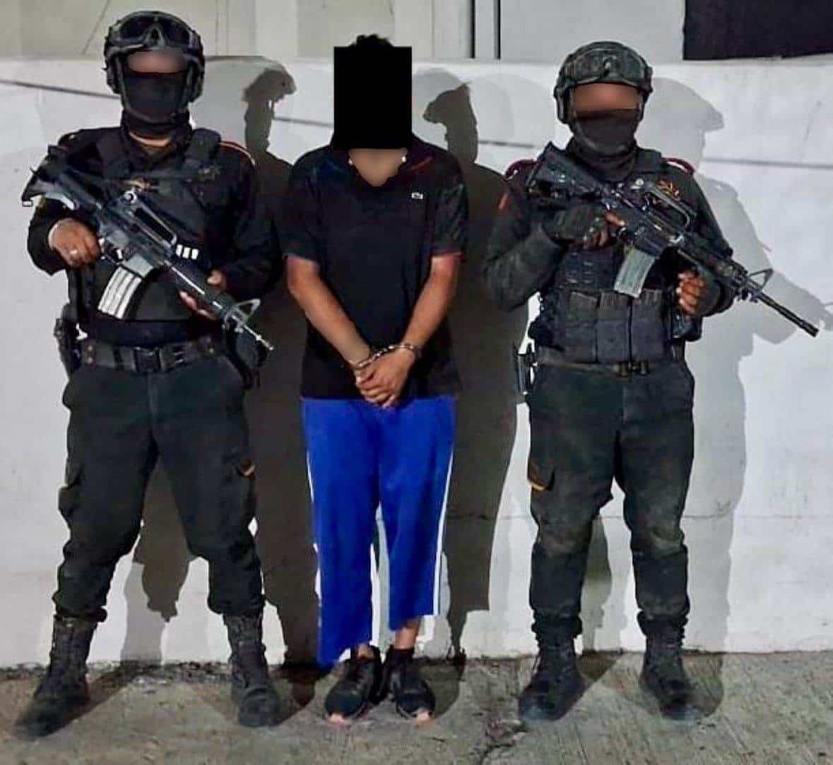Luego de ser visto colocando pochallantas en una carretera, un hombre fue arrestados por elementos de Fuerza Civil, en el municipio de Anáhuac, al norte de Nuevo León.