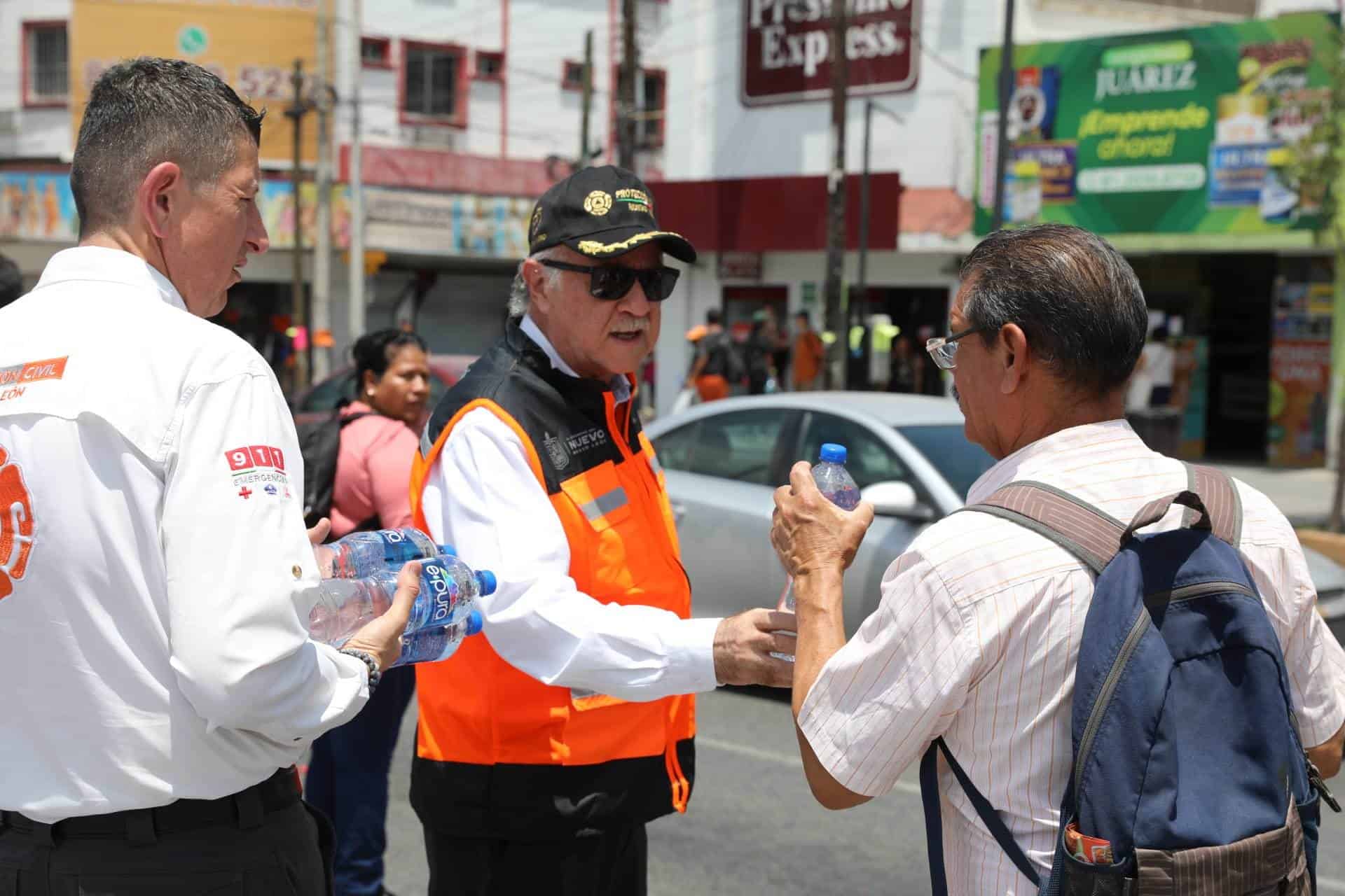 Ante la fuerte ola de calor que azota la zona metropolitana de Monterrey, personal de Protección Civil Nuevo León, implemento un operativo de hidratación en diferentes puntos de la ciudad.