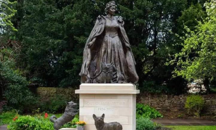 Así es el monumento póstumo de Isabel II