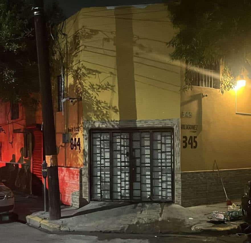 En venganza por una supuesta deuda de dinero, un joven fue al sitio donde trabajaba una persona, lo amenazara e intentara quemar su camioneta con gasolina, por lo que fue detenido por elementos de la Policía de Monterrey, en el centro de la ciudad.