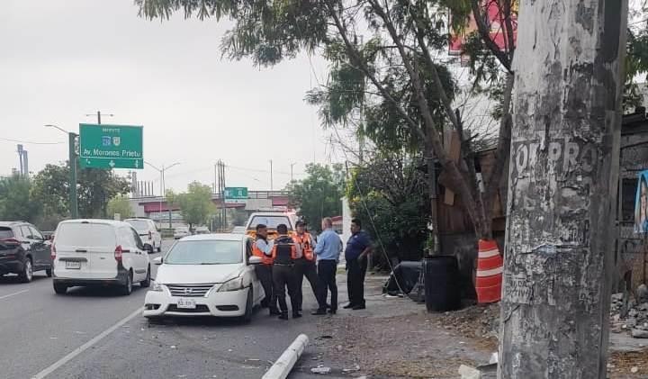 Conductor se estrella contra poste en la Buenos Aires