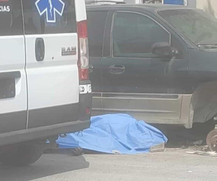 Hombre muere sentado en la vía pública, en Juárez; indagan el caso