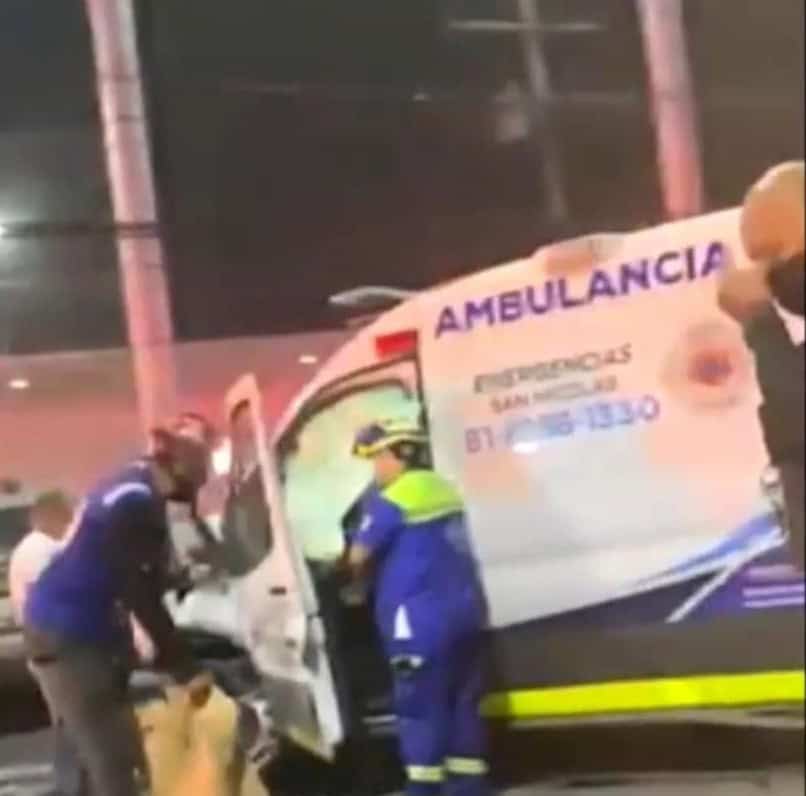 Cuatro lesionados, entre ellos dos paramédicos, dejó la noche del domingo un choque frontal entre una ambulancia y un vehículo, en el municipio de San Nicolás de los Garza.