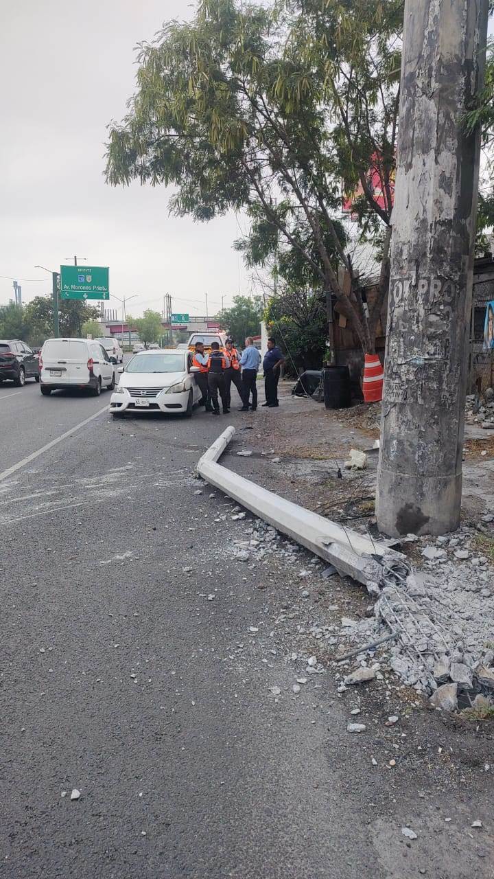 El conductor de un vehículo resultó lesionado luego de estrellarse contra un poste de concreto el cual derribó, ayer en la Colonia Buenos Aires, al sur del municipio de Monterrey.
