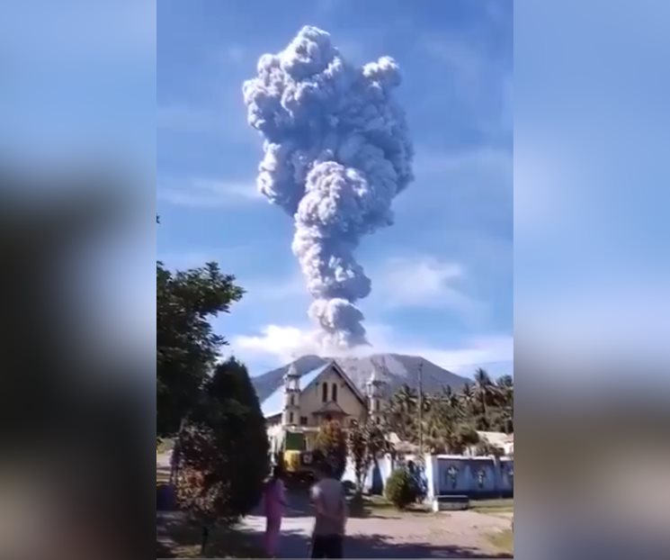 Volcán de Indonesia entra en erupción; emiten alerta