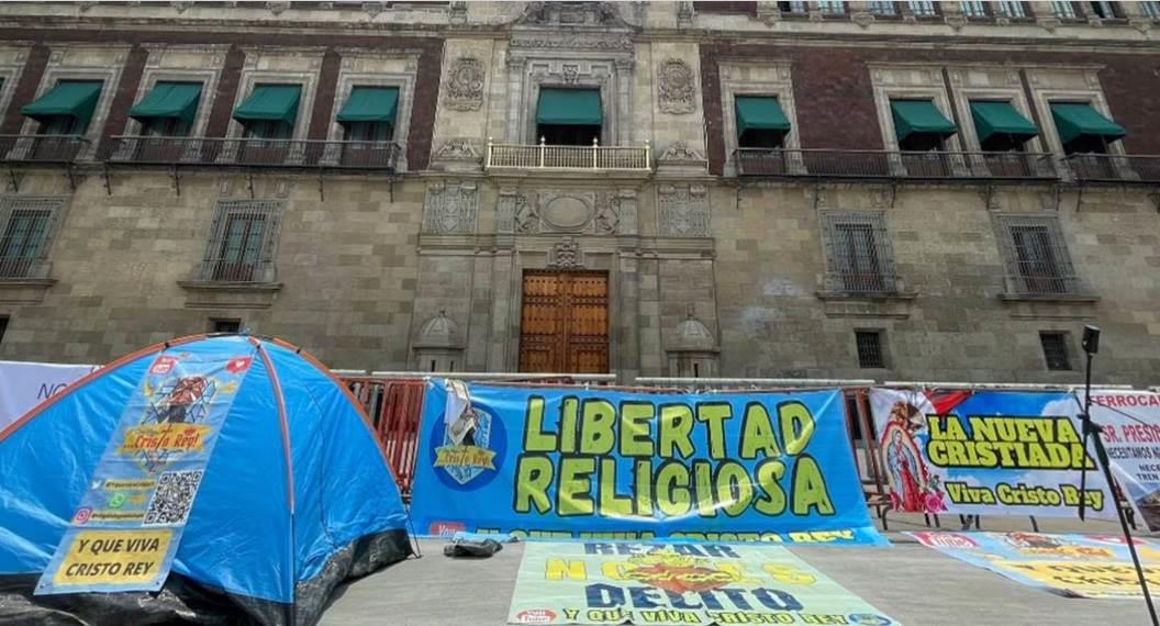 Grupo provida inicia huelga de hambre frente a Palacio Nacional