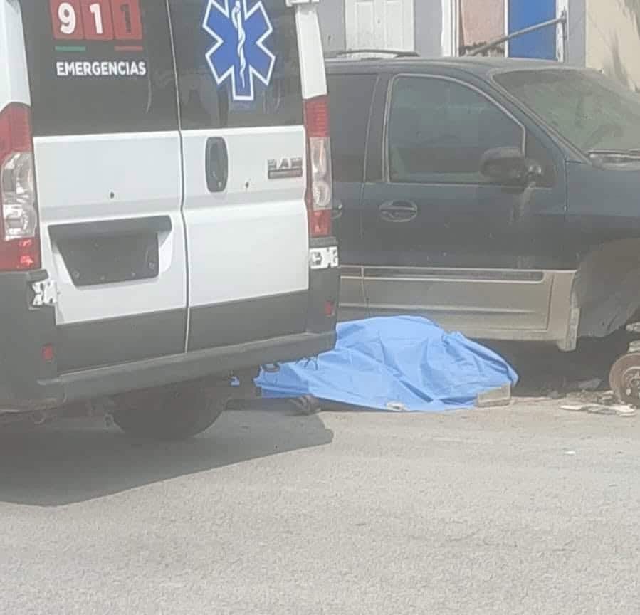 Elementos de la Agencia Estatal de Investigaciones, indagan la muerte de un hombre que fue hallado sentado en la vía pública, en Juárez.