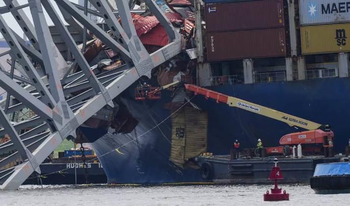 Demuelen parte del tramo colapsado del puente de Baltimore