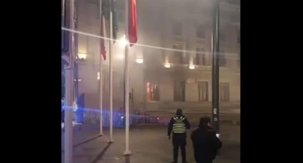 Incendio afecta al Palacio de los Tribunales en Chile