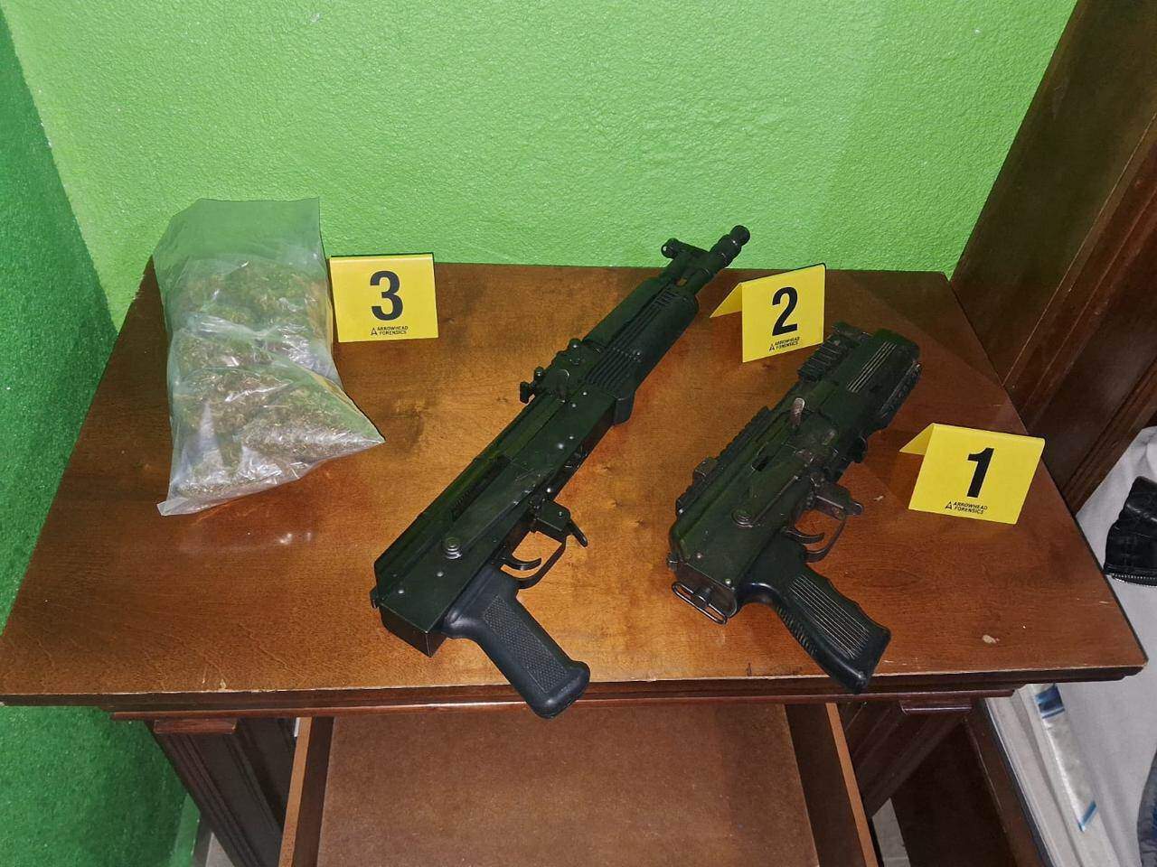 Dos armas largas aseguradas, así como una motocicleta y una camioneta, además de droga, dejó un cateo realizado por la Fiscalía General de Justicia de Nuevo León en un domicilio en el municipio de Juárez.