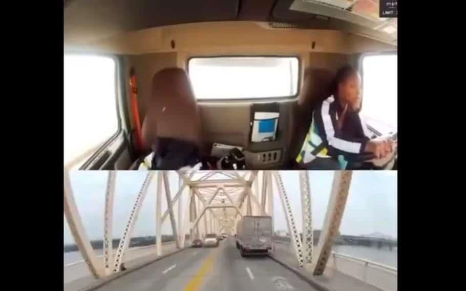 Camión queda colgado en puente tras chocar contra vehículo en EU