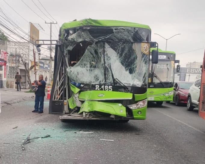 Al menos 15 personas lesionadas, dejó el choque por alcance entre dos transportes urbanos de las rutas 185 y 68, ayer en la Avenida Juárez,a la altura de la Colonia Exposición, en Guadalupe, el responsable se dio a la fuga.