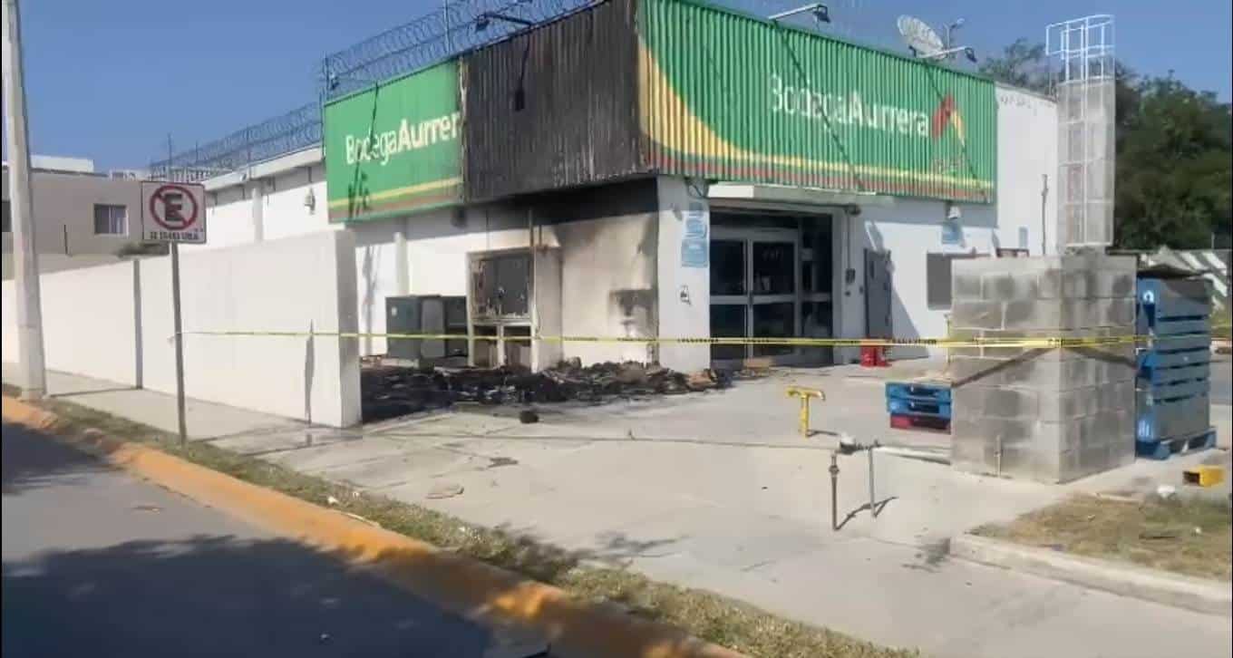 Clientes y empleados de un centro comercial del municipio de Apodaca, fueron evacuados por las autoridades al reportarse un incendio en la parte exterior del local.