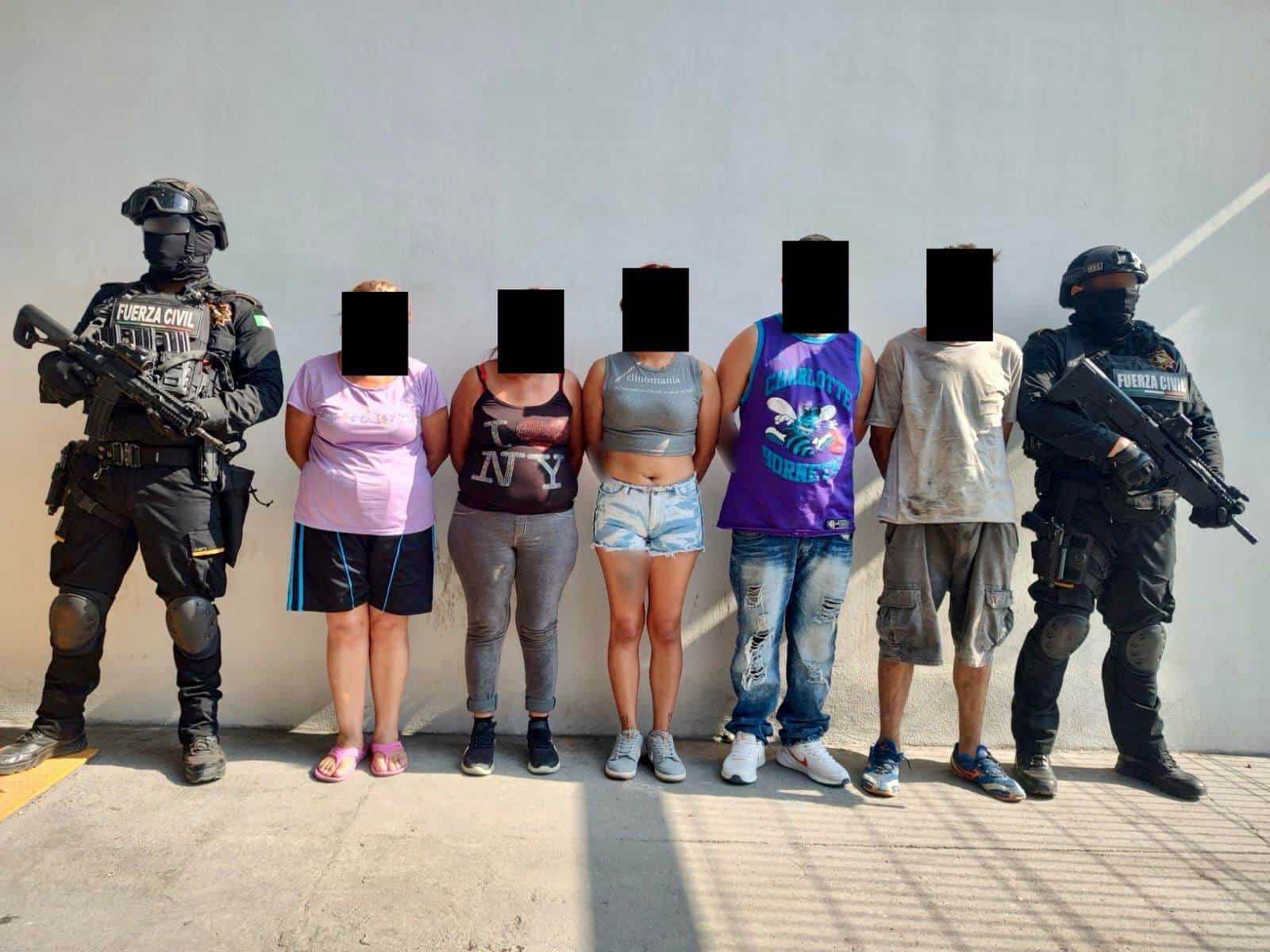 Elementos de Fuerza Civil detuvieron a cinco personas con más de 70 dosis de drogas, en el municipio de García.