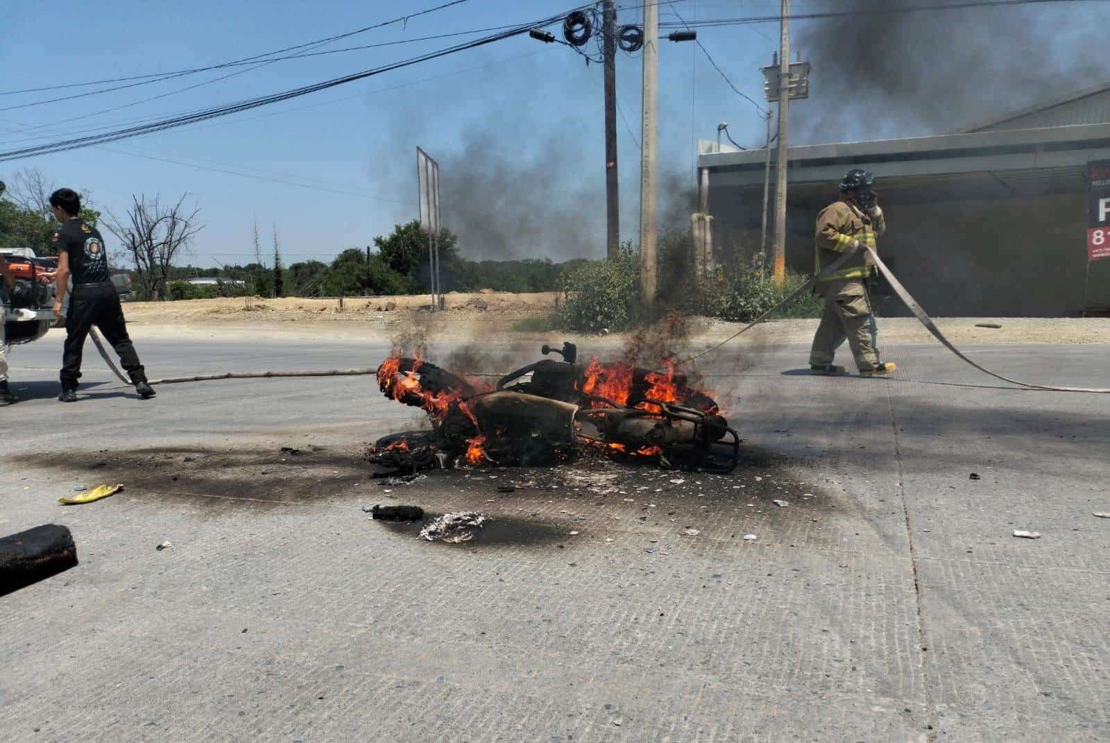 Un hombre terminó con quemaduras en varias puntos de su cuerpo, al derrapar su moto que terminó incendiándose en calles del municipio de Allende.