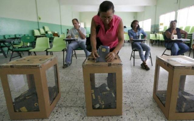 Celebra República Dominicana elecciones libres; Haití sufre