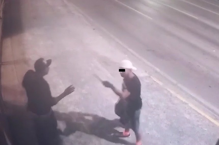 Luego de presuntamente asaltar a una persona, a quien agredió a golpes y amenazó con un cuchillo, un hombre fue detenido por oficiales de la Policía de Monterrey, ayeren el centro de la ciudad.