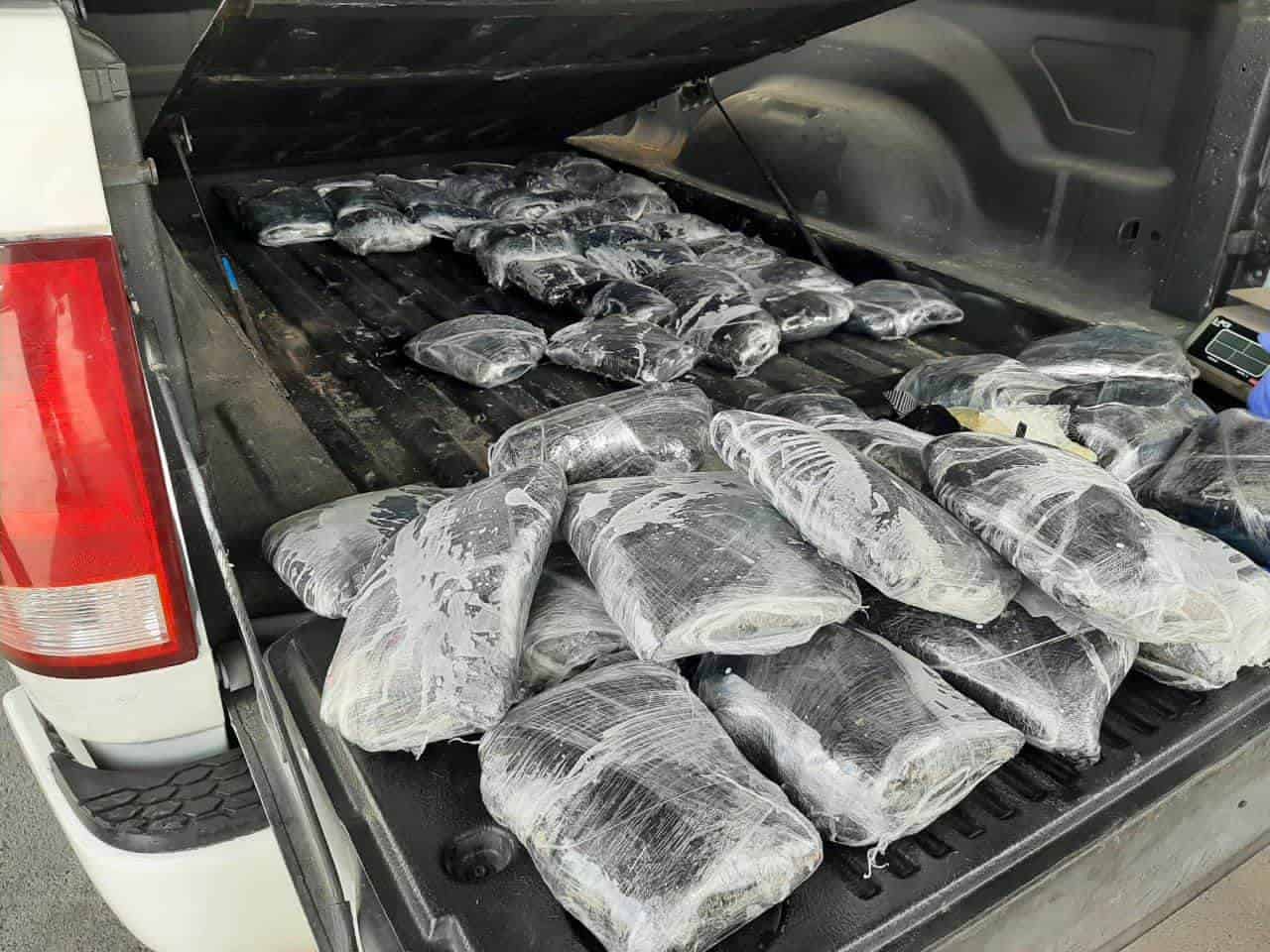 El conductor de una camioneta fue detenido luego de que le encontraron 60 kilos de metanfetamina, en el municipio de Linares.