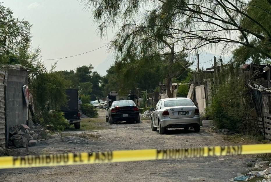 Hombres armados allanaron una humilde vivienda de la Colonia La Alianza de Monterrey, donde ejecutaron a una mujer de cuatro balazos en su cuerpo.