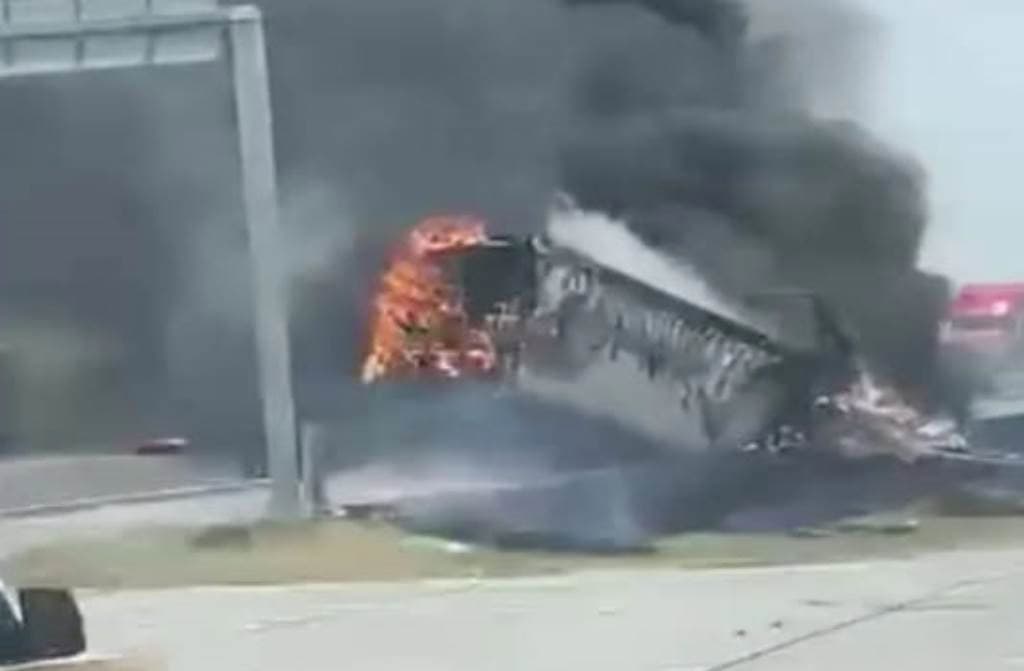 Un chofer sin vida, dos tráileres incendiados y el cierre de un tramo de la Autopista Monterrey-Laredo, fue el saldo que dejó un choque por alcance en el Municipio de Vallecillo.