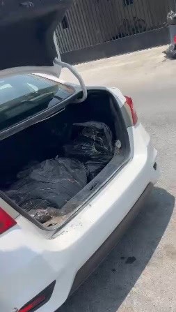 Elementos de la Secretaria de Seguridad Ciudadana de Escobedo, aseguraron un automóvil, cuyo propietario fue señalado de contaminar, arrojando bolsas con basura en la vía pública.
