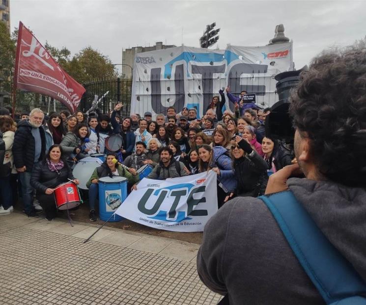Maestros de Argentina entran en huelga por mejores salarios
