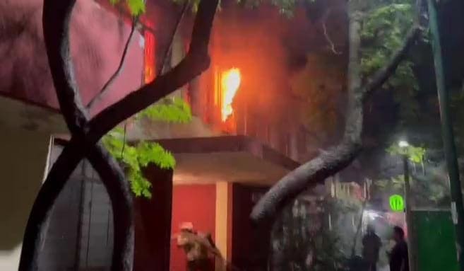 Un departamento en los Condominios Constitución de incendió luego de presuntamente ser provocado el siniestro, la madrugada de ayer en el centro de Monterrey.