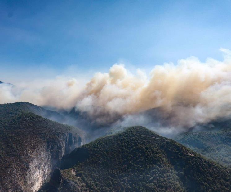 Avanza incendio en sierra de Santiago