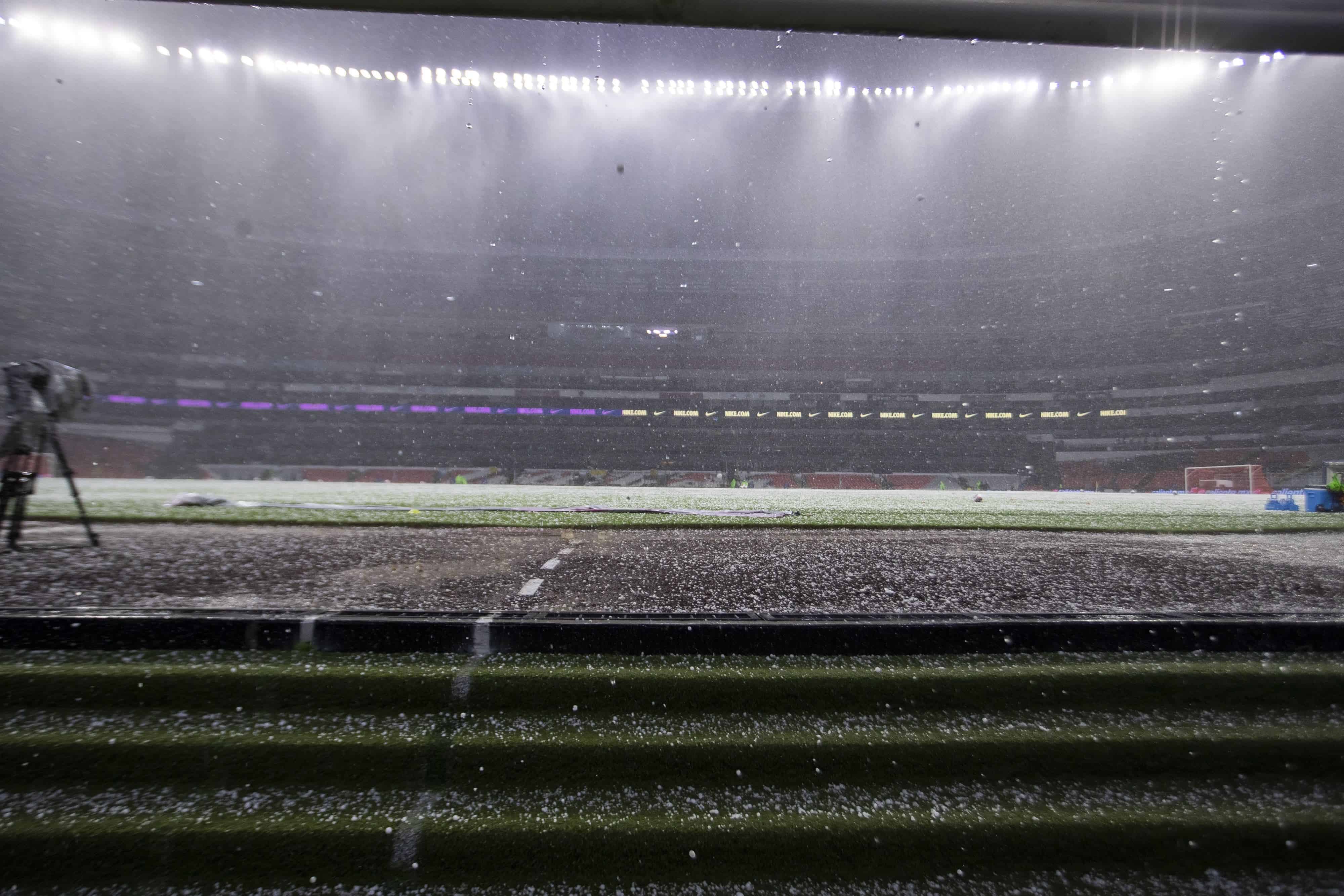 Se retrasa el partido en el Estadio Azteca por lluvia.