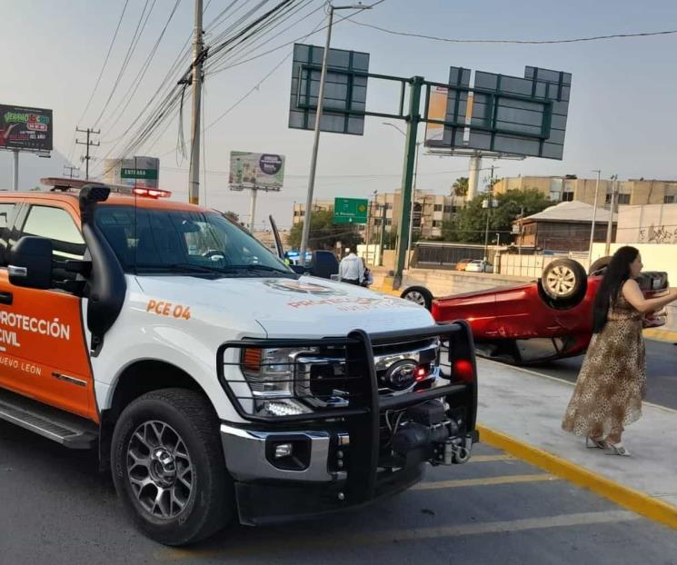 Conductora resulta lesionada al volcarse al sur de Monterrey