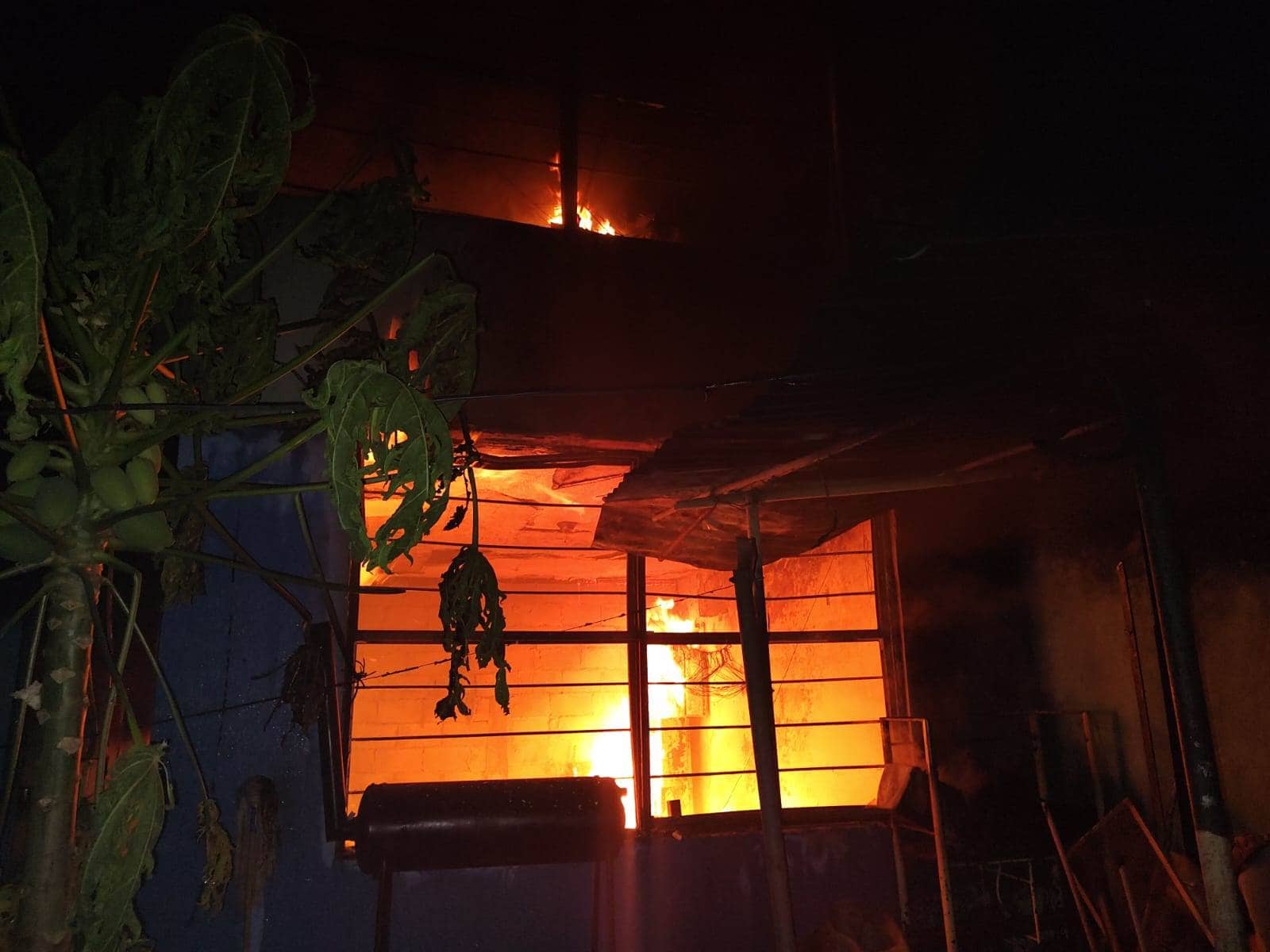 El incendio de un domicilio, movilizó a elementos de Bomberos de Nuevo León y efectivos de Protección Civil, en la Colonia Fabriles, municipio de Monterrey, sin que se reportaran lesionados.